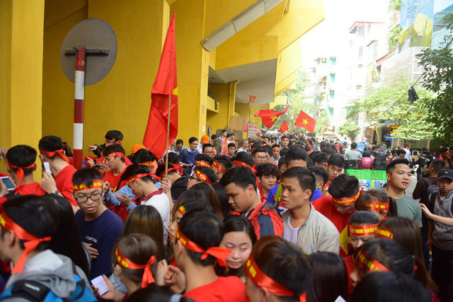 Cổ động viên chen chúc vào sân Hàng Đẫy, chuẩn bị xem U23 Việt Nam đấu Qatar