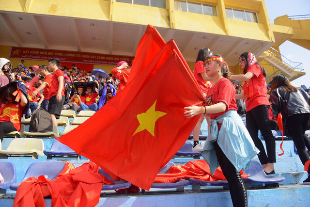 Khán đài B sân Hàng Đẫy (Hà Nội) đã kín chỗ ngồi