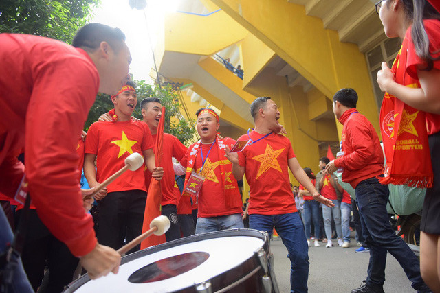 Sự phấn khích của cổ động viên Việt Nam trên sân Hàng Đẫy (Hà Nội)