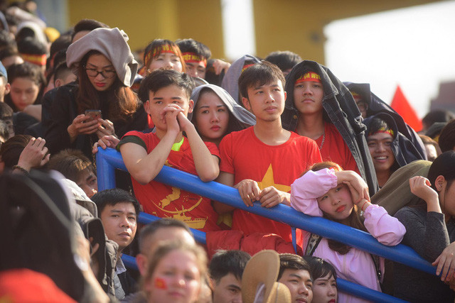  Nỗi buồn của cổ động viên Việt Nam khi U23 Việt Nam bị dẫn 0-1 