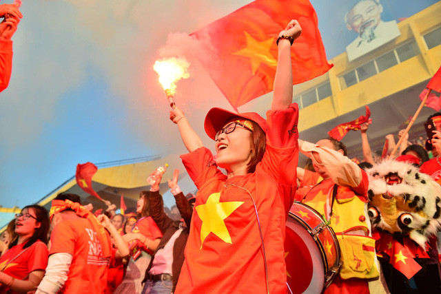  Hạnh phúc vỡ òa của cổ động viên trên sân Hàng Đẫy sau khi Quang Hải gỡ hòa 1-1 