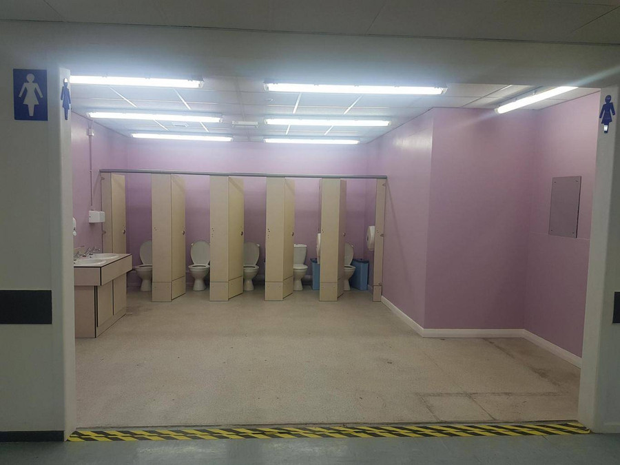 Sốc với toilet nữ “tơ hơ” ở trường học Anh hình ảnh 1 soc voi toilet nu “to ho” o truong hoc anh hinh anh 1