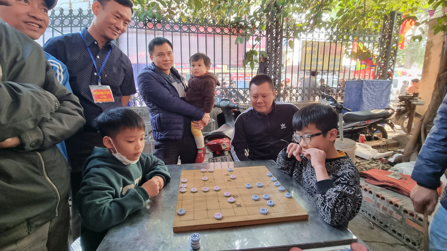 Hai &quot;kỳ thủ nhí&quot; tham gia tranh tài tại lễ hội làng Ngãi Cầu năm 2023.