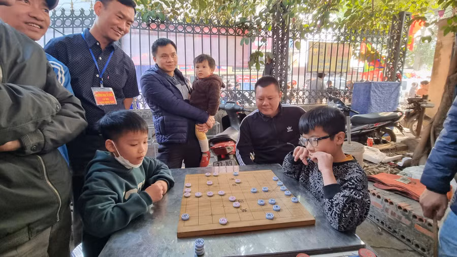 Hai "kỳ thủ nhí" tham gia tranh tài tại lễ hội làng Ngãi Cầu năm 2023.