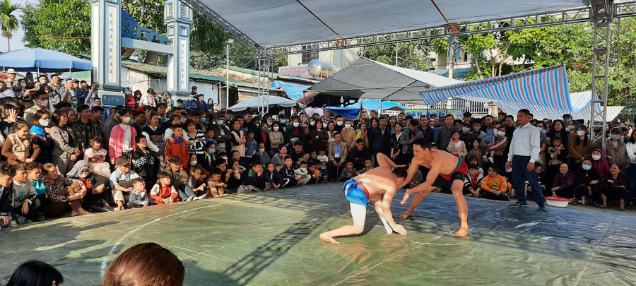 Đây là nơi các đô vật thể hiện sức mạnh, sự dẻo dai, cường tráng của mình trong tiếng cổ vũ của khán giả xung quanh.