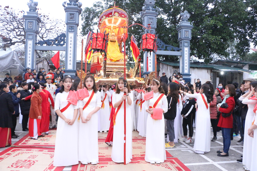 Trong lễ rước, kiệu của Nữ thần Đức Bản Thổ sẽ do các cô gái chưa chồng là người dân gốc của làng đảm nhiệm. Ảnh chụp năm 2020.