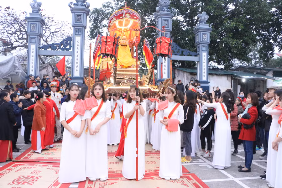 Trong lễ rước, kiệu của Nữ thần Đức Bản Thổ sẽ do các cô gái chưa chồng là người dân gốc của làng đảm nhiệm. Ảnh chụp năm 2020.
