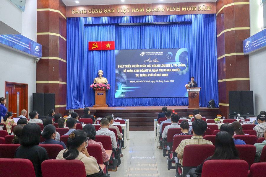 Quang cảnh hội thảo &quot;Phát triển nguồn nhân lực ngành Logistics, Tài chính, Kế toán, Kinh doanh và quản trị tại TPHCM&quot;.