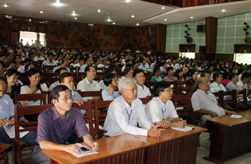 Cán bộ, viên chức và sinh viên Trường ĐH Cần Thơ dự buổi hướng dẫn nghiệp vụ coi thi Kỳ thi THPT quốc gia năm 2015. Ảnh: ĐH Cần Thơ.
