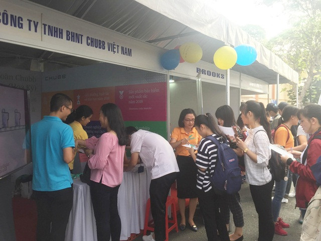 Một gian hàng của Doanh nghiệp tại ngày hội thu hút khá đông sinh viên ứng tuyển