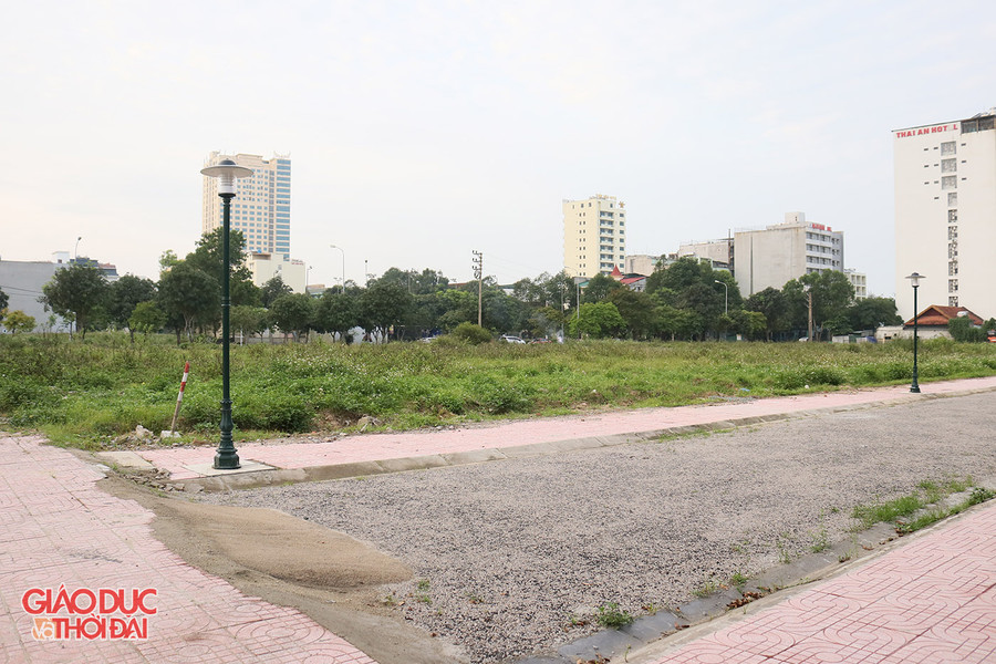 Khu đất xây dựng các hạng mục chung cư, sân đường nội bộ vẫn còn bỏ trống, cỏ dại mọc ùm tùm. Dự án nằm ở vị trí được xem như &quot;đất vàng&quot; với 4 mặt tiền giáp đường, cách bãi biển chỉ hơn 100m. Mặc dù nhiều lần được UBND tỉnh Nghệ An gia hạn dự án, giao hoàn thành vào tháng 11/2021 nhưng đến nay chủ đầu tư vẫn chưa có động tĩnh gì. Tại khu vực dự án không có một bóng người, công nhân hay máy móc.