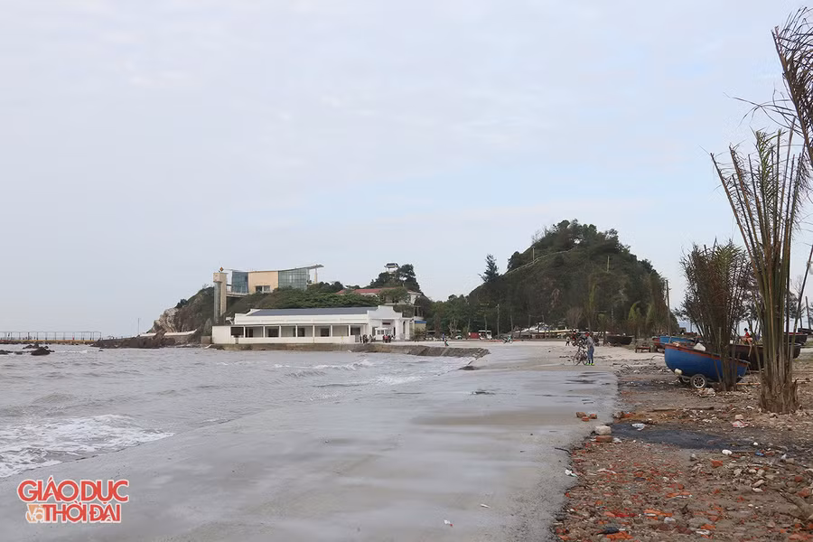 Quần thể du lịch sinh thái, biệt thự nghỉ dưỡng Song Ngư của Công ty CP Song Ngư Sơn được UBND tỉnh Nghệ An cấp Giấy chứng nhận đầu tư vào tháng 3/2014. Dự án có tổng mức đầu tư 495 tỷ đồng, triển khai trên diện tích đất gần 130ha nằm trên đường Nguyễn Xí kéo dài ra đảo Lan Châu.