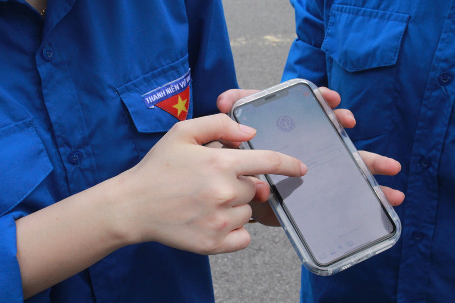 Các đội hình tình nguyện tích cực hỗ trợ công tác chuyển đổi số như hướng dẫn cài đặt tài khoản dịch vụ công trực tuyến, tài khoản thanh toán trực tuyến tài khoản Định danh điện tử (VneID).