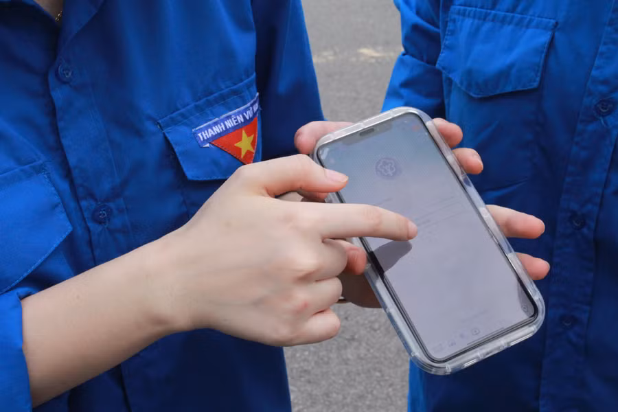 Các đội hình tình nguyện tích cực hỗ trợ công tác chuyển đổi số như hướng dẫn cài đặt tài khoản dịch vụ công trực tuyến, tài khoản thanh toán trực tuyến tài khoản Định danh điện tử (VneID).