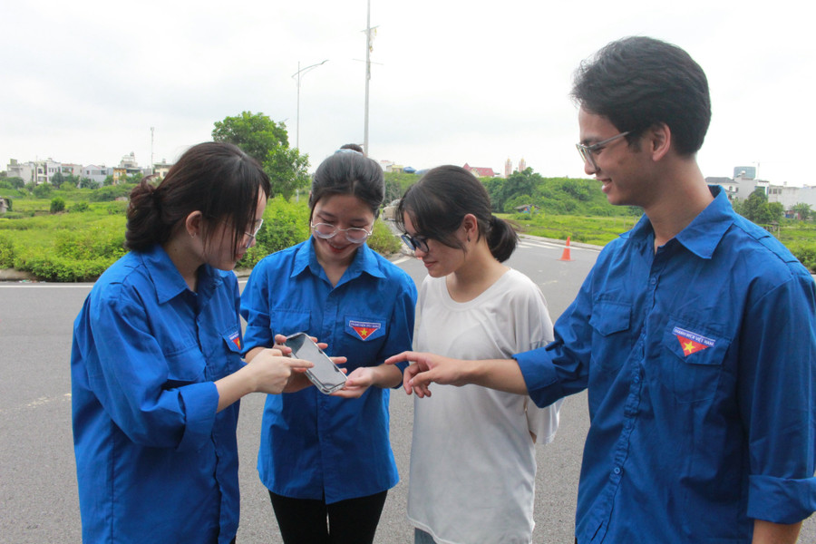 Đoàn viên, sinh viên trường Đại học Y - Dược (ĐH Thái Nguyên) hướng dẫn người dân sử dụng các dịch vụ công trực tuyến.
