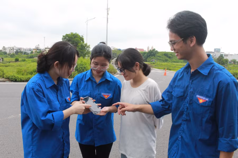 Đoàn viên, sinh viên trường Đại học Y - Dược (ĐH Thái Nguyên) hướng dẫn người dân sử dụng các dịch vụ công trực tuyến.