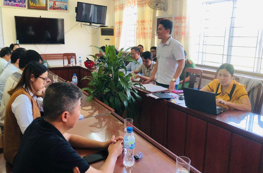 Phòng TN&MT huyện Bình Sơn làm việc với các thành phần có liên quan. Phòng TN&MT huyện Bình Sơn làm việc với các thành phần có liên quan.