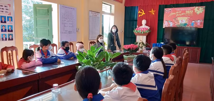 Cô hiệu trưởng Lâm Thị Toàn gặp mặt và phát quà cho các em có hoàn cảnh khó khăn và học sinh có thành tích tốt trong Hội thi Hùng biện Tiếng Anh.