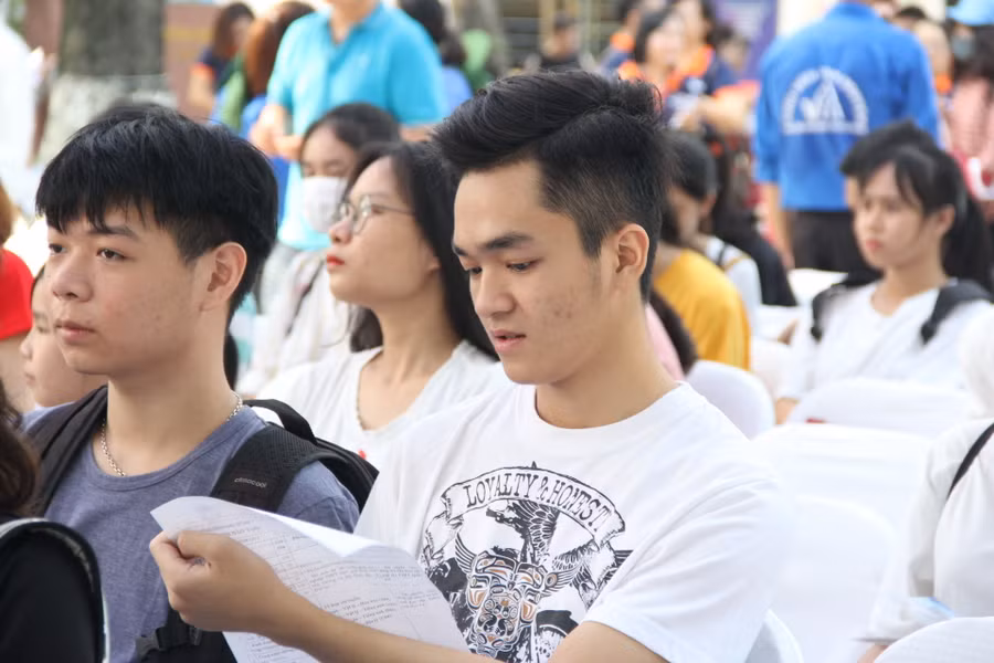 Chăm chú nghiên cứu, tham khảo các ngành nghề của các trường. Ảnh: Sỹ Điền 