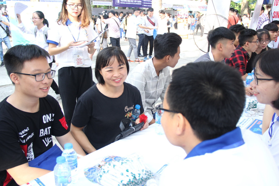 Rất nhiều phụ huynh và thí sinh mong muốn được tư vấn về đào tạo nghề. Ảnh: Sỹ Điền Rất nhiều phụ huynh và thí sinh mong muốn được tư vấn về đào tạo nghề. Ảnh: Sỹ Điền