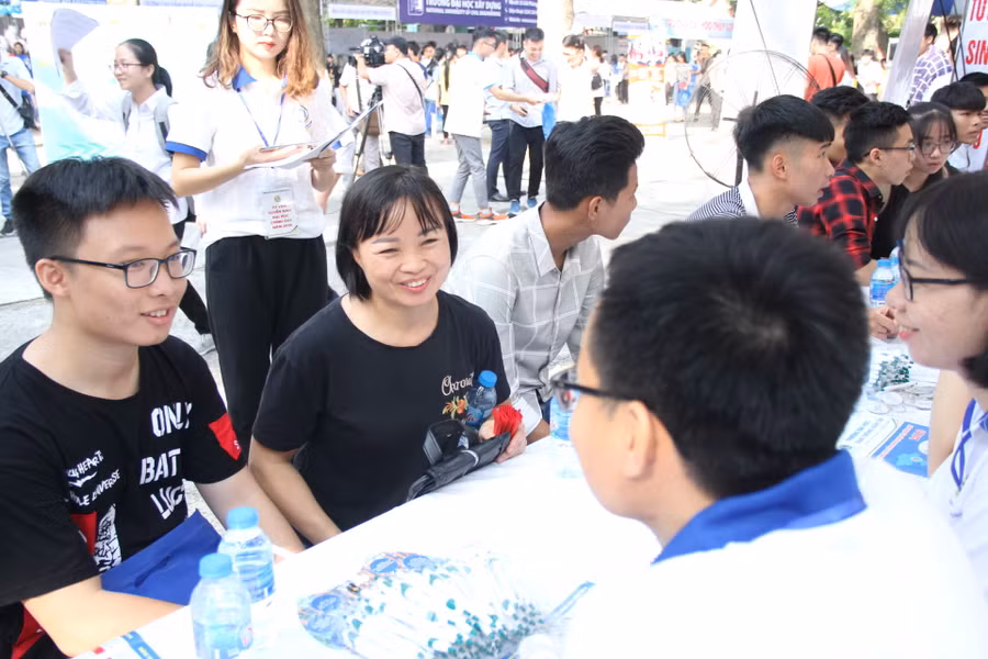 Rất nhiều phụ huynh và thí sinh mong muốn được tư vấn về đào tạo nghề. Ảnh: Sỹ Điền