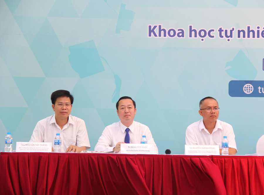 TS Đồng Văn Ngọc (giữa): Thí sinh nên chọn nghề trước khi chọn trường. Ảnh: Sỹ Điền TS Đồng Văn Ngọc (giữa): Thí sinh nên chọn nghề trước khi chọn trường. Ảnh: Sỹ Điền