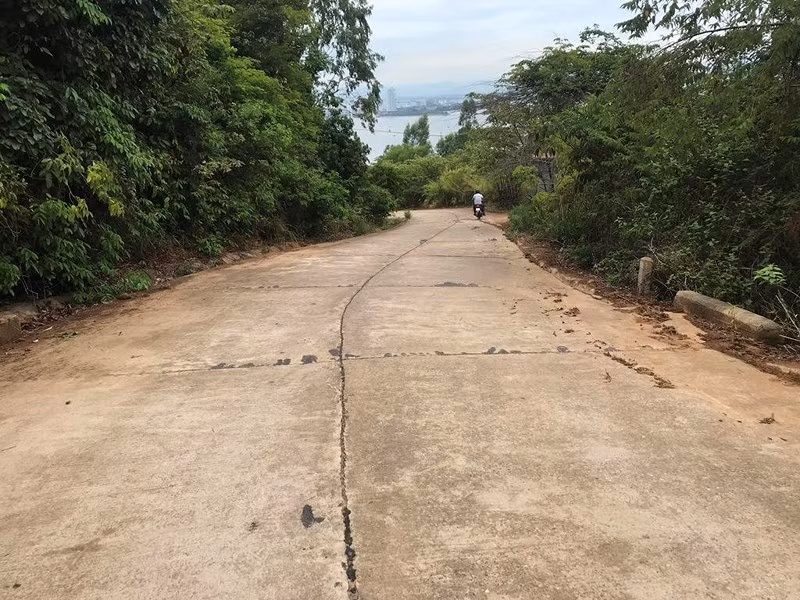 Cận cảnh những đoạn nguy hiểm của đường lên Sơn Trà - ảnh 6