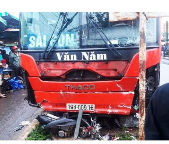 Hiện trường vụ tai nạn thảm khốc khiến 5 người thương vong.