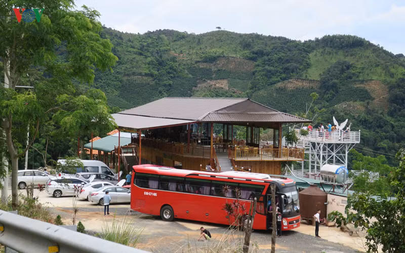 ngang nhien xay dung cac diem dung chan trai phep tren deo dai ninh hinh 5