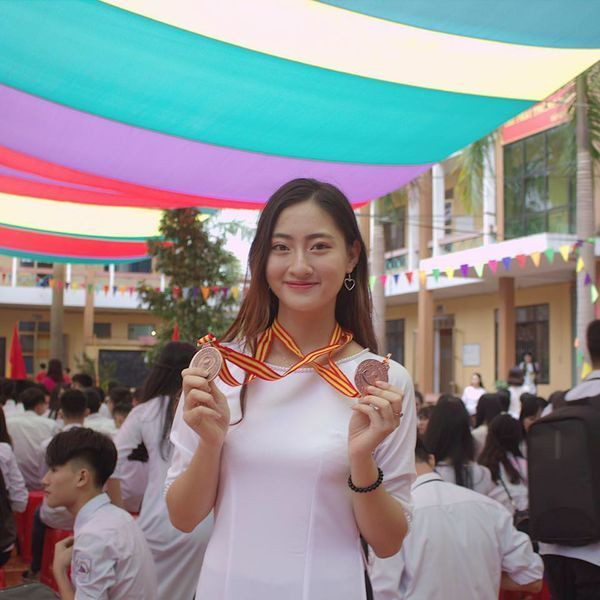Mẹ Miss World Việt Nam 2019: Linh đi thi rất giản dị, gia đình không hề đầu tư gì ảnh 4 Không chỉ xinh đẹp, nàng Tân Hoa hậu Thế giới Việt Nam 2019 Lương Thuỳ Linh còn sở hữu bảng thành tích học tập vượt trội.