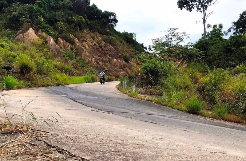 Cận cảnh những đoạn nguy hiểm của đường lên Sơn Trà - ảnh 5