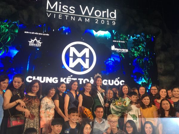 Mẹ Miss World Việt Nam 2019: Linh đi thi rất giản dị, gia đình không hề đầu tư gì ảnh 2 Mẹ Lương Thùy Linh (áo đen - bên phải) đã có mặt tại đêm chung kết để ủng hộ con gái của mình