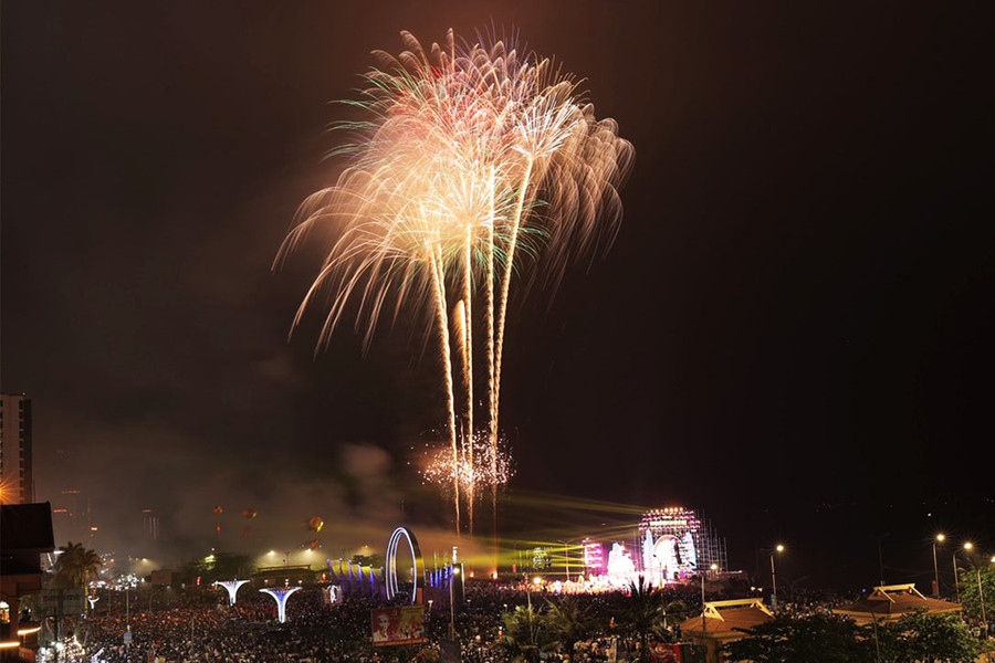 Màn bắn pháo hoa chào mừng kéo dài 15 phút tại Quảng trường Bình Minh. Ảnh: Hoàng Nguyên.