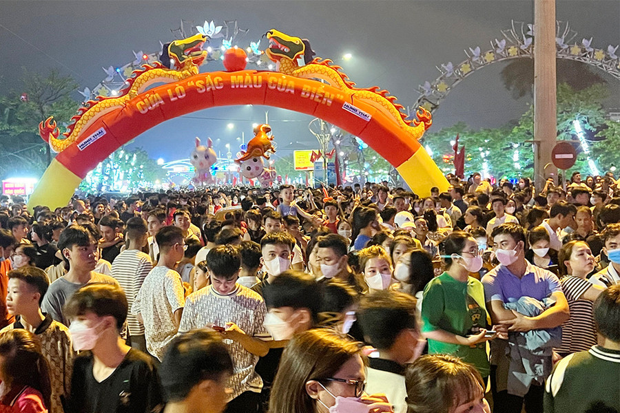 Hàng vạn du khách đến xem lễ khai mạc và màn bắn pháo hoa. Ảnh: Phạm Tâm.