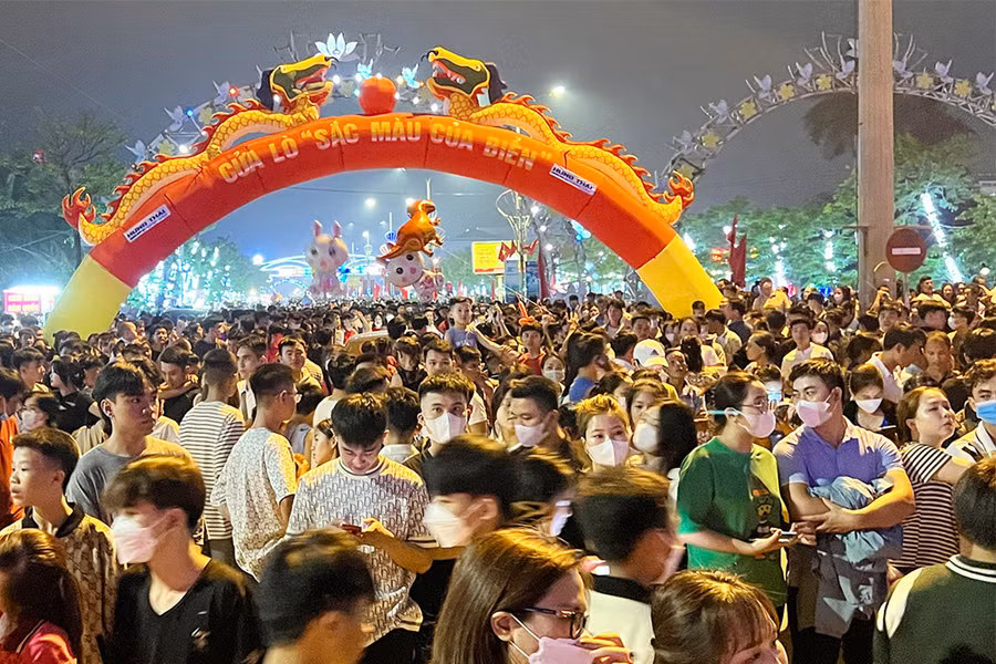 Hàng vạn du khách đến xem lễ khai mạc và màn bắn pháo hoa. Ảnh: Phạm Tâm.