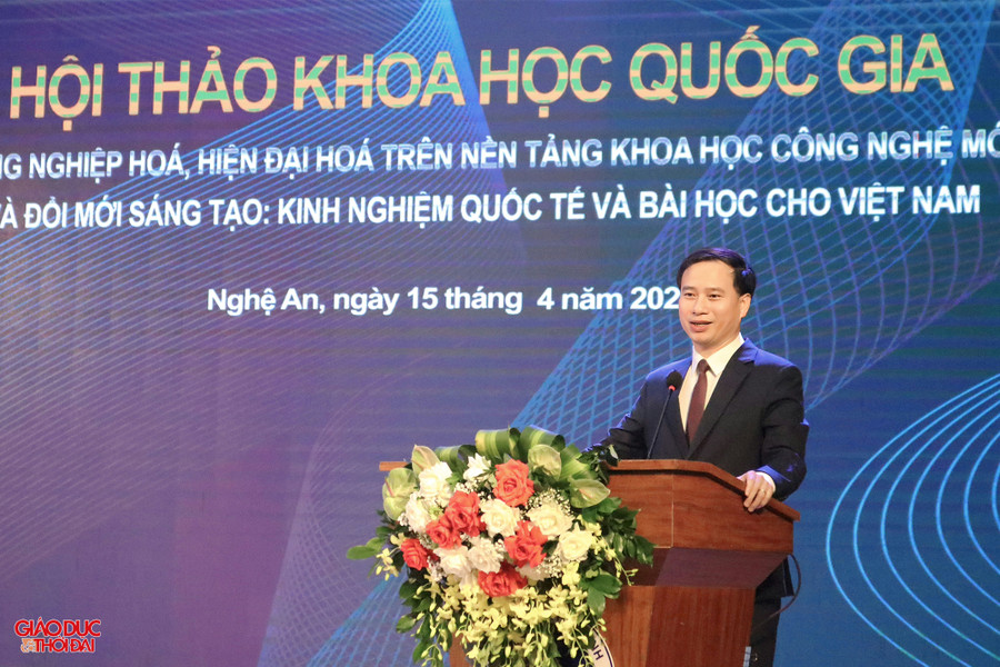 GS.TS. Nguyễn Huy Bằng - Hiệu trưởng Trường Đại học Vinh phát biểu khai mạc hội thảo. Ảnh: Phạm Tâm.