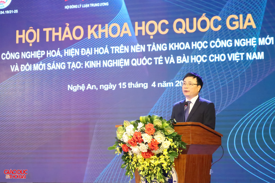 Phó Chủ tịch UBND tỉnh Bùi Đình Long phát biểu tại hội thảo. Ảnh: Phạm Tâm.