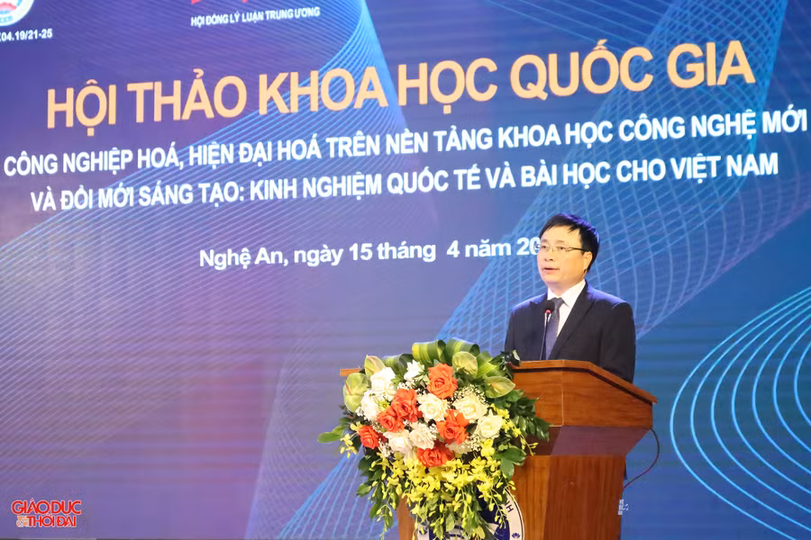 Phó Chủ tịch UBND tỉnh Bùi Đình Long phát biểu tại hội thảo. Ảnh: Phạm Tâm.