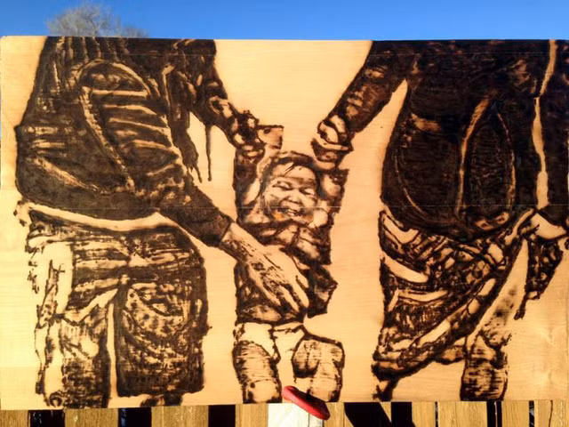 Chàng họa sĩ vẽ tranh bằng ánh mặt trời ảnh 3