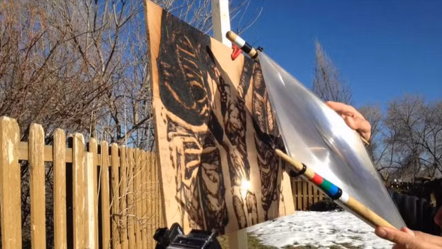 Chàng họa sĩ vẽ tranh bằng ánh mặt trời ảnh 1