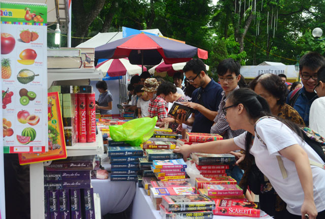 Bạn trẻ chọn mua sách tại đường sách Nguyễn Văn Bình Bạn trẻ chọn mua sách tại đường sách Nguyễn Văn Bình