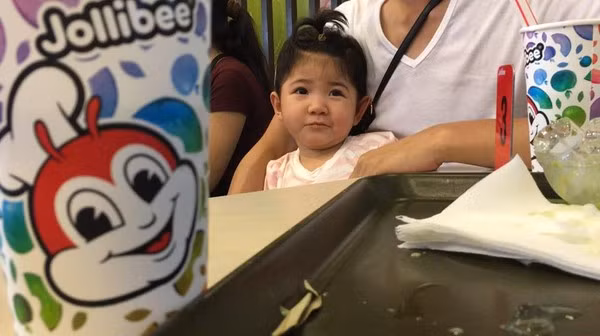 Hiện tại, Yến Nhi đã bụ bẫm, đầy sức sống trong bàn tay chăm sóc của mẹ nuôi