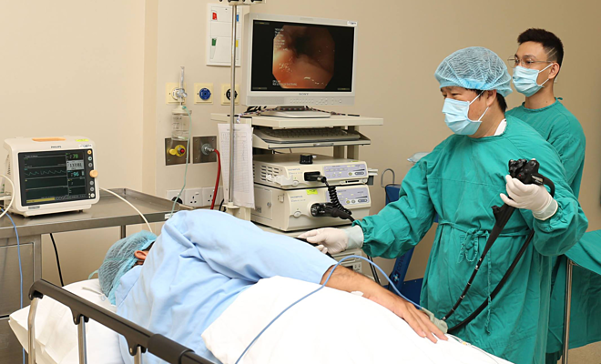 Bác sĩ thực hiện nội soi cho bệnh nhân. Ảnh: Minh Tâm.