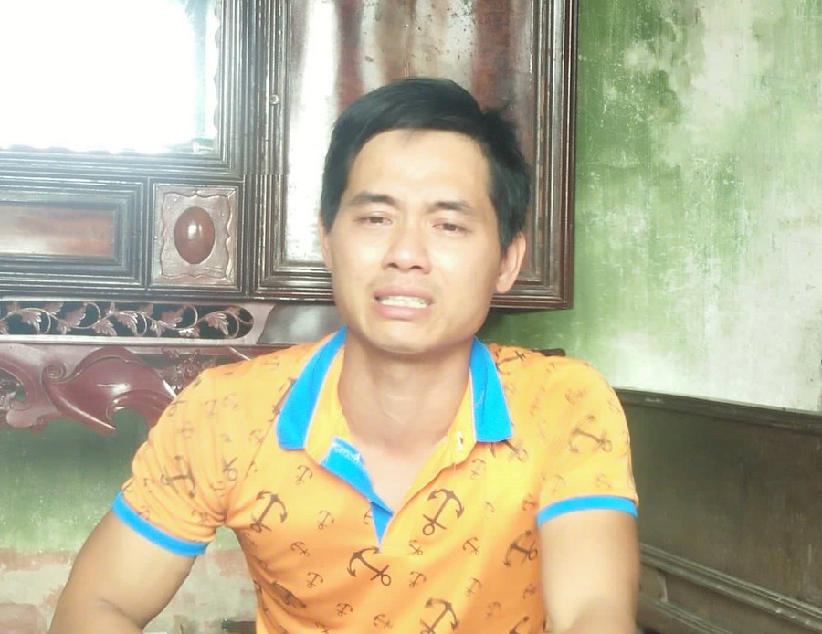 Anh Nguyễn Văn Doanh, chú ruột của nữ sinh H. Y. bật khóc khi kể lại vụ việc Anh Nguyễn Văn Doanh, chú ruột của nữ sinh H. Y. bật khóc khi kể lại vụ việc