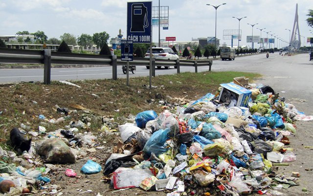 Rác thải phản cảm trên đường dẫn cầu Cần Thơ. (ảnh chụp ngày 1/4)