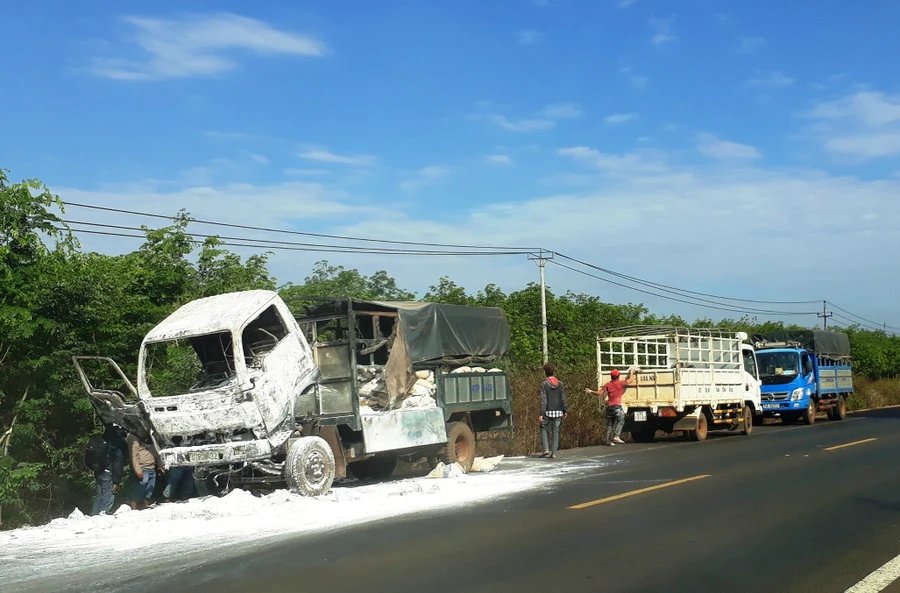 Hiện trường vụ cháy xe tải.
