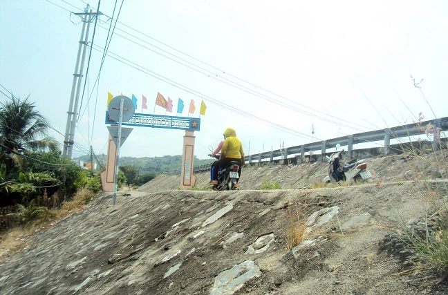 Con đường nguy hiểm dẫn đến tai nạn cho người tham gia giao thông