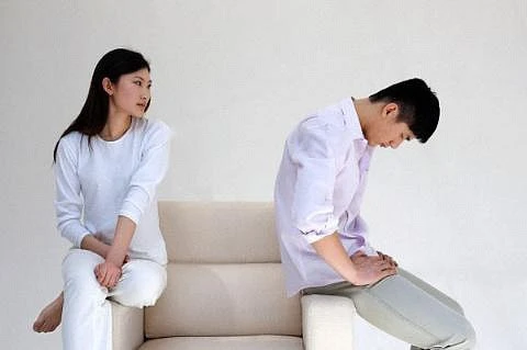 Chết sững chứng kiến vợ ngoan hiền bị đánh ghen