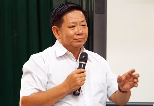 Ông Lương Văn Định, Hiệu trưởng trường THPT Võ Trường Toản. Ảnh: Mạnh Tùng.