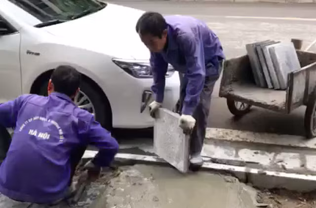 Vỉa hè Hà Nội: Chuyển từ “đá bền trăm năm” sang gạch giả đá, tiết kiệm tiền tỷ - 1